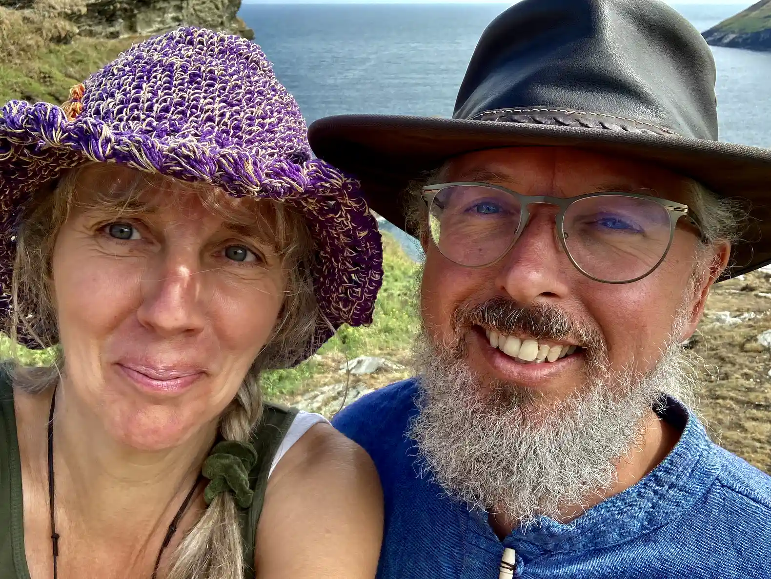 Menno en Bianca op de kliffen van Cornwall, de inspiratiebron voor de organische en rustige benadering van Rezonance Design.